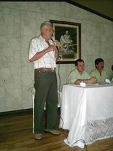 Don Julio Vásquez presentando