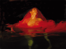 Mujer con velo en el agua