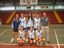 Equipo de baloncesto femenino posando