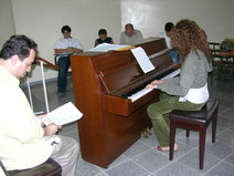 Estudiantes en clase de piano