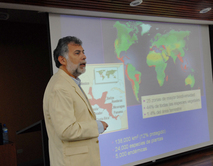 Dr. Luis Manuel Peña exponiendo