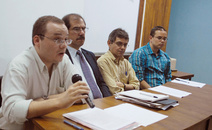 David Díaz hablando y autoridades en mesa principal