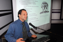 Dr. José F. Di‘Stefano exponiendo
