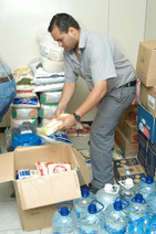 Funcionario UCR preparando víveres