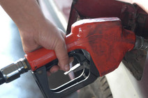 Hechando gasolina a carro