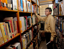 M.Sc. Iván Molina Jiménez en biblioteca