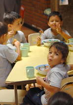 Niños comiendo