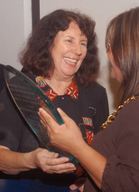 Dra. Mirta González Suárez recibiendo premio
