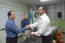 Víctor Hugo Alfaro recibe título