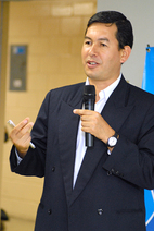 Dr. Gerardo Hernández Naranjo hablando