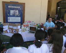 Escolares observando presentación