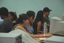 Estudiantes usando computadora