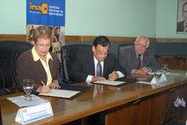 Autoridades firmando convenio