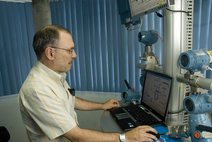 Ing. Víctor Alfaro usando equipo