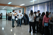Estudiantes en edificio
