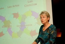 Dra. Hildegard Froehlich exponiendo