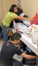 Estudiantes organizando donativos