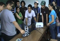 Estudiantes en clase de robótica