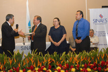 Guillermo Vargas entrega certificado