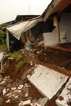Casa dañada por terremoto
