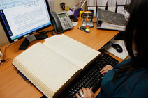 Funcionaria transcribiendo texto