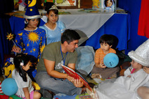 Carlos Rubio leyendo para niños