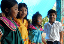 Niños y niñas indígenas