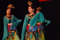 Bailarinas con trajes chinos