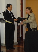 Gabriela Marín recibe reconocimiento de manos del Dr. Gómez Escoto