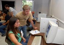 Estudiantes en computadora