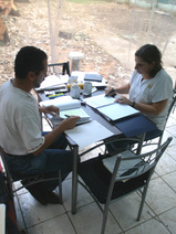 Profesores revisando textos
