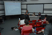Dra. Libia Herrero exponiendo en salón