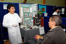 Niño exponiendo en la feria