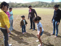 Niños y niñas en juegos tradicionales