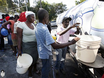 Haitianos abasteciendose de agua