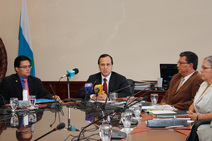 Dr. Oldemar Rodríguez y otros miembros en conferencia de prensa