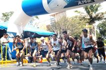 Funcionarios corriendo la milla universitaria