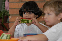 Niños comiendo frutas