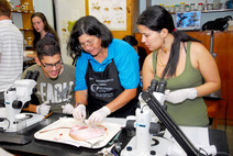 Elena Molina y estudiantes de biología