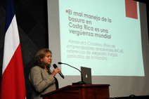 Dra. Silvia Soto exponiendo