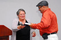 Roberto Mata Garbanzo recibe documento