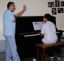 Profesor con alumno de piano