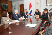 Autoridades reunidas en mesa