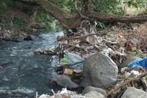 Río con basura