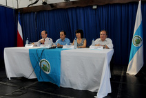 Candidatos y la directora de la sede en mesa principal