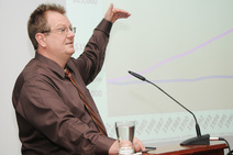 Theo Eicher conferencia teoría crecimiento económico