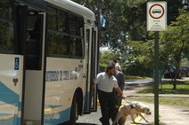 Persona con discapacidad visual utilizando autobuses universitarios
