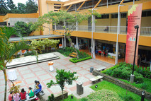 Patio central Facultad de Educación