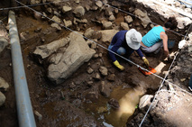 Estudiantes en excavación