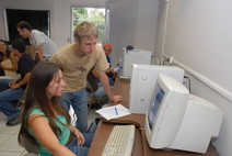Muchachos utilizando computadoras